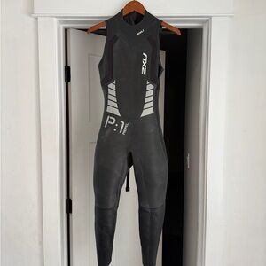 2XU Black and Gray Sleeveless Wetsuit size small-tall